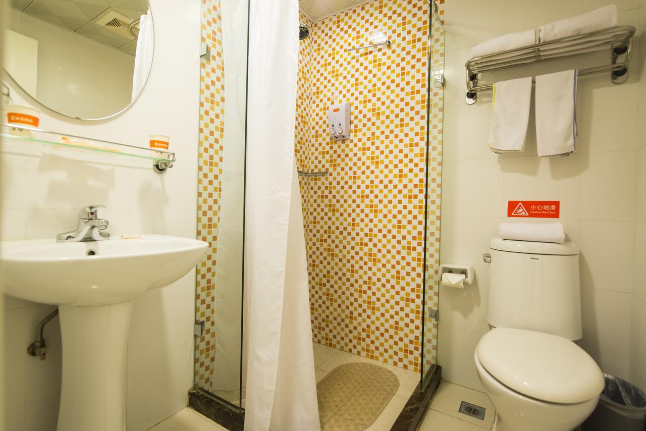 Beiqing Road Yongfeng Metro Station Hotel 2*