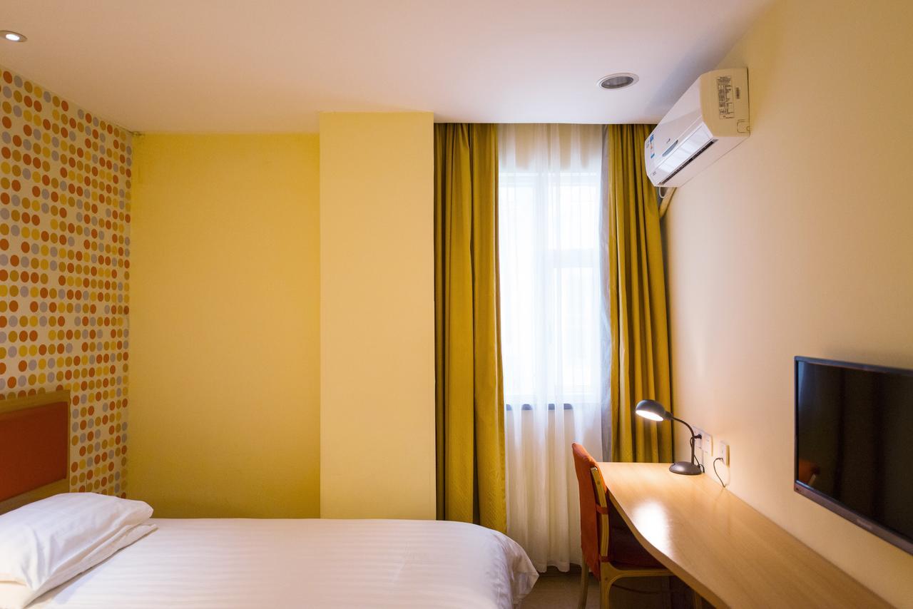 Beiqing Road Yongfeng Metro Station Hotel